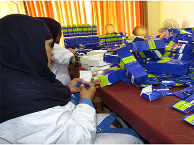 women-packing-products_400x300